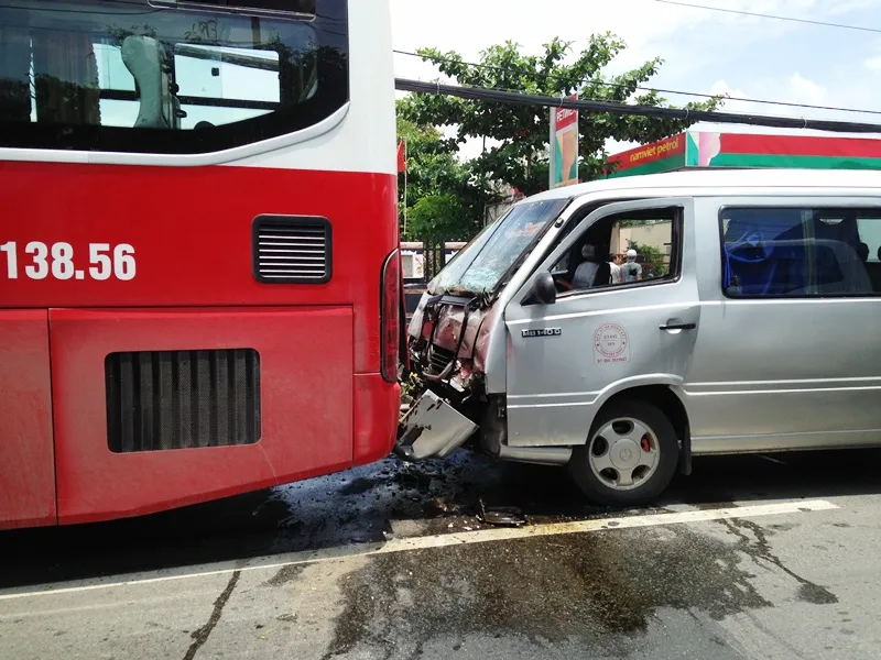 3 xe khách tông liên hoàn, hàng chục hành khách hoảng loạn ảnh 2 3 xe khách tông liên hoàn, hàng chục hành khách hoảng loạn ảnh 2